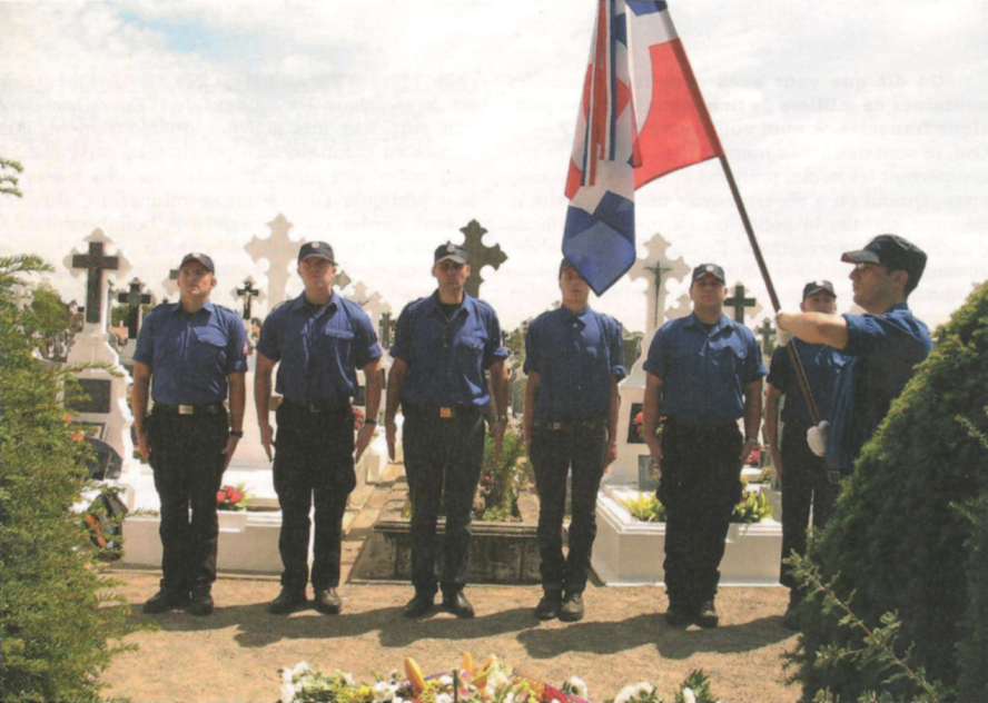 Des Militants de l'OE sur la tombe du Maréchal Pétain en 2011