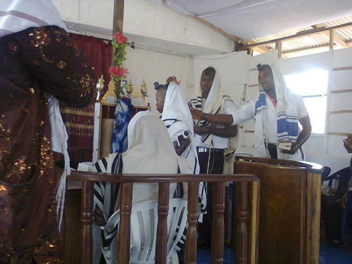 Nos enfants lisent la Torah en hebreu et c'est en Afrique