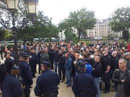 En septembre 2012, plusieurs dizaines de JN sont arrêtés à Pairs sans avoir commis la moindre dégradation, par simple ordre de Manuel Valls, qui aujourd'hui laissent les rues de Nantes et de Toulouse livrées à la racaille.