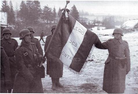 Les légionnaires de la LVF font flotter le drapeau français en Russie.