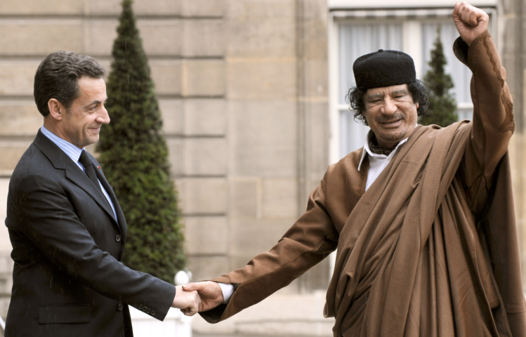 Kadhafi-Sarkozy-poing-levé