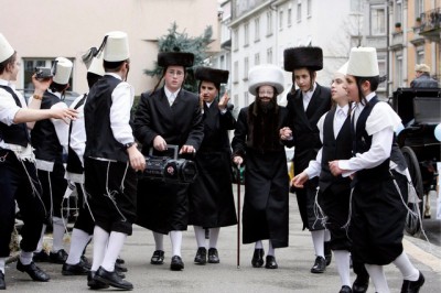 Jeunes colons fêtant Pourim à Wiedikon, en Suisse