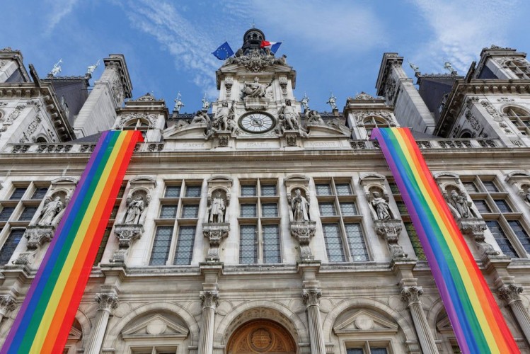 La-Maire-de-Paris-aux-couleurs-de-la-Gay-Pride_exact1024x768_l