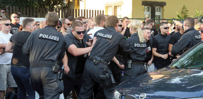 DR-les racailles anti-allemandes protégées par la police qui empêche les nationalistes d'agir