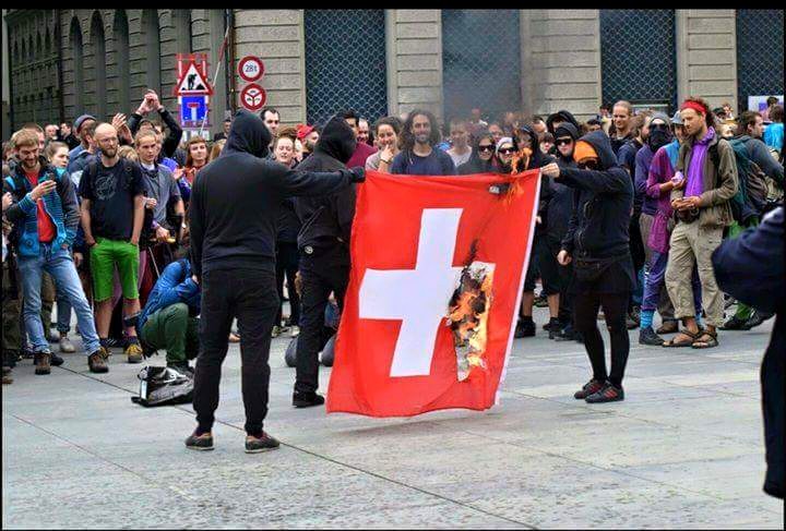 La racaille d'extrême-gauche brûle notre drapeau national en toute impunité !