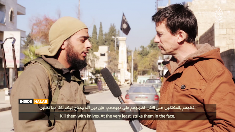Salim Benghalem à gauche, John Cantlie à droite, dans une vidéo de l'État islamique diffusée en février dernier.