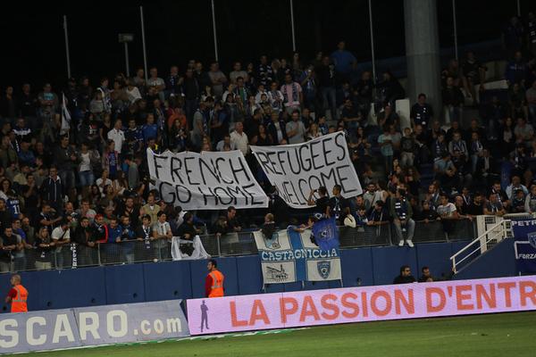bannière déployée par des indépendantistes corses 'supporteurs' du club de Bastia