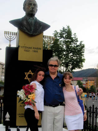 Trois shiska, Vadim Tudor et deux filles, devant la statue d’Yitzak Rabin érigée illégalement par Vadim Tudor à Brasov.