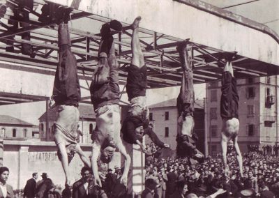 Mussolini_e_Petacci_a_Piazzale_Loreto_1945