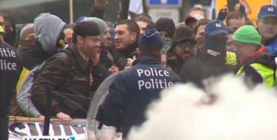 belgique-la-police-gaze-les-militaires-qui-manifestent-2jpg